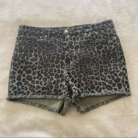 Good American Leopard The Cut-Offs Denim Shorts - Picture 4 of 10